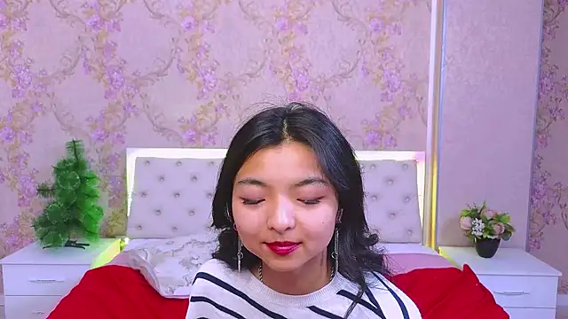 Snapshot of Shy_Kira chatting on December 17, 2024, 6:42 pm Shy Kira online show from December 17, 2024, 6:42 pm