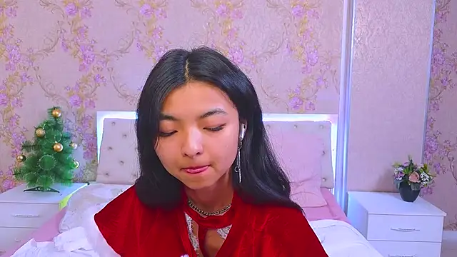 Snapshot of Shy_Kira chatting on December 23, 2024, 6:37 pm Shy Kira online show from December 23, 2024, 6:37 pm