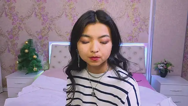 Snapshot of Shy_Kira chatting on January 7, 2025, 6:35 pm Shy Kira online show from January 7, 2025, 6:35 pm