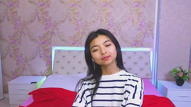 Snapshot of Shy_Kira chatting on January 15, 2025, 6:40 pm Shy Kira online show from January 15, 2025, 6:40 pm