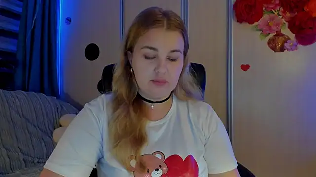 CoraSwon online show from November 17, 2025, 5:41 pm