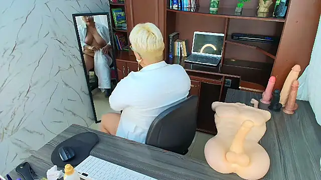 GianellaCox  online show from February 14, 2025, 7:44 pm