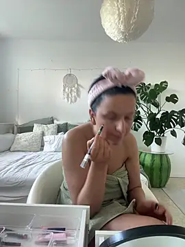 Snapshot of Off__Melonenmandy chatting on April 8, 2026, 8:14 am Off Melonenmandy online show from April 8, 2026, 8:14 am