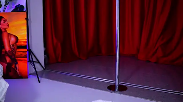 NatyDesiree online show from December 3, 2025, 5:04 am