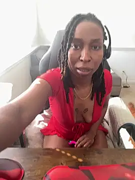 Snapshot of LeyaHoneybuns chatting on February 24, 2026, 5:55 pm LeyaHoneybuns online show from February 24, 2026, 5:55 pm