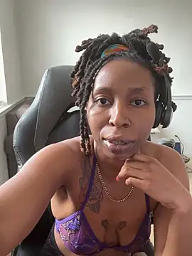 Snapshot of LeyaHoneybuns chatting on February 25, 2026, 4:49 pm LeyaHoneybuns online show from February 25, 2026, 4:49 pm