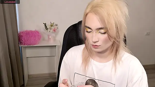 Snapshot of CuteYukiKun chatting on February 13, 2026, 8:32 am CuteYukiKun online show from February 13, 2026, 8:32 am