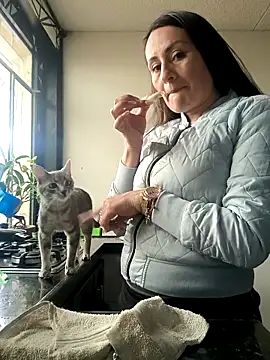 LuisaFernanda170823 online show from March 25, 2026, 8:37 pm