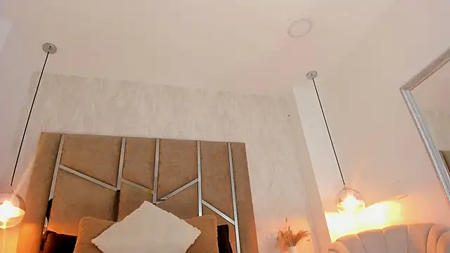 Martinaa Jones  online show from January 13, 2026, 12:32 pm