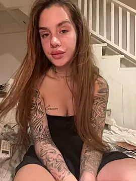 EmiliaCatalina online show from March 4, 2025, 11:00 pm