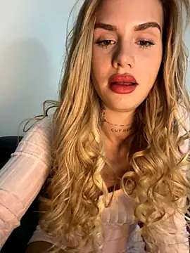 Snapshot of EmiliaCatalina chatting on December 20, 2025, 1:45 am EmiliaCatalina online show from December 20, 2025, 1:45 am