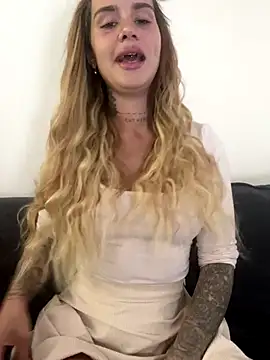 Snapshot of EmiliaCatalina chatting on December 21, 2025, 7:21 pm EmiliaCatalina online show from December 21, 2025, 7:21 pm