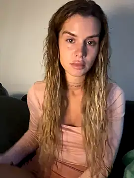 Snapshot of EmiliaCatalina chatting on January 5, 2026, 11:30 pm EmiliaCatalina online show from January 5, 2026, 11:30 pm