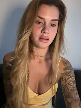 Snapshot of EmiliaCatalina chatting on January 16, 2026, 10:03 pm EmiliaCatalina online show from January 16, 2026, 10:03 pm