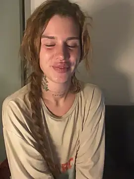 Snapshot of EmiliaCatalina chatting on February 24, 2026, 11:25 pm EmiliaCatalina online show from February 24, 2026, 11:25 pm