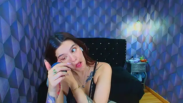 LiaHarryis online show from May 12, 2026, 7:22 pm