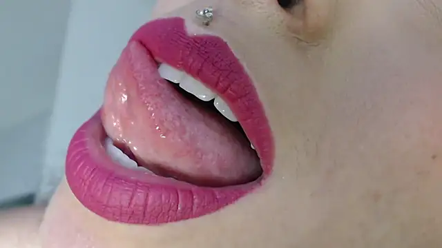 KinaCooper online show from February 13, 2025, 11:58 pm