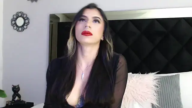 KinaCooper online show from December 1, 2025, 6:57 pm