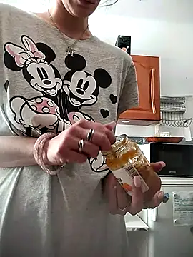 LauraBaby online show from September 29, 2025, 12:10 pm