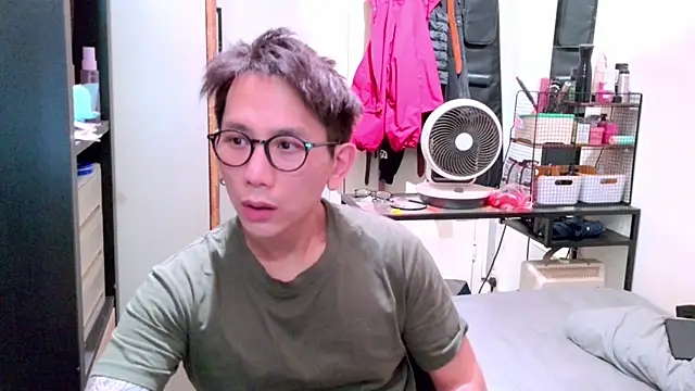 Snapshot of UndreamtM chatting on February 25, 2026, 4:27 pm UndreamtM online show from February 25, 2026, 4:27 pm