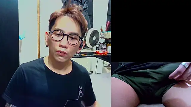 Snapshot of UndreamtM chatting on March 23, 2026, 2:21 pm UndreamtM online show from March 23, 2026, 2:21 pm
