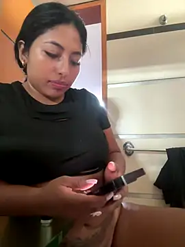 Snapshot of emmyjhonson07 chatting on November 7, 2025, 1:44 pm emmyjhonson07 online show from November 7, 2025, 1:44 pm