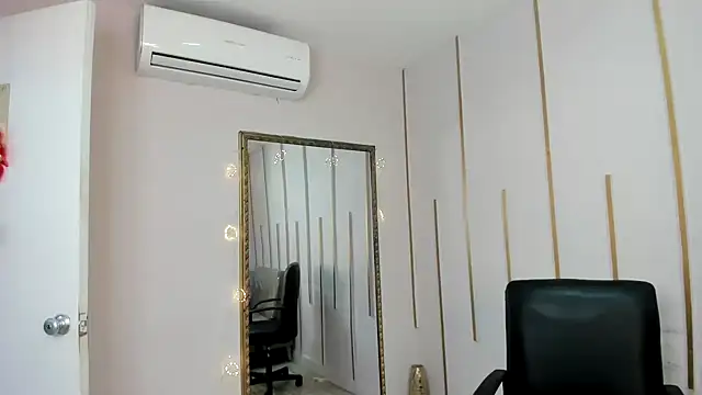 Snapshot of Nayariskaya chatting on December 17, 2025, 2:34 pm Nayariskaya online show from December 17, 2025, 2:34 pm