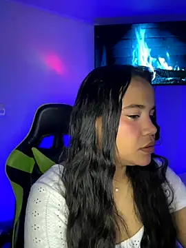 leila 22 online show from November 10, 2025, 7:07 am