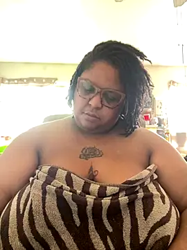 Snapshot of kweenxkarma chatting on October 6, 2025, 10:07 pm kweenxkarma online show from October 6, 2025, 10:07 pm