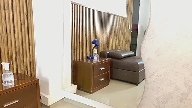 evelynjohnsoon online show from November 21, 2025, 11:53 am