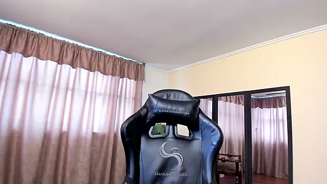 Snapshot of maylin_yung chatting on November 17, 2025, 12:22 pm maylin yung online show from November 17, 2025, 12:22 pm