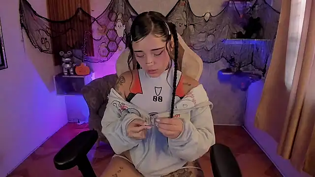 Snapshot of mia_catt05 chatting on October 25, 2025, 4:35 pm mia catt05 online show from October 25, 2025, 4:35 pm