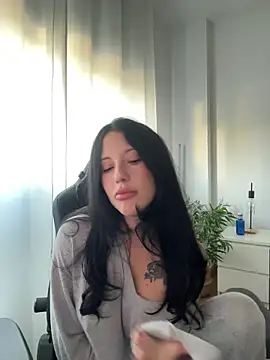 BellaGiaxx online show from December 3, 2025, 3:21 pm