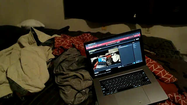 Snapshot of CreamyAustin chatting on December 17, 2025, 1:44 am CreamyAustin online show from December 17, 2025, 1:44 am