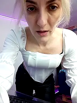 Snapshot of RileyLanna chatting on October 10, 2025, 2:54 am RileyLanna online show from October 10, 2025, 2:54 am