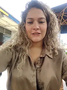 Sara smiiith211 online show from March 13, 2025, 7:39 pm