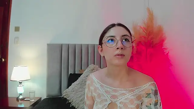 Emilywatsonn online show from December 19, 2024, 11:39 am