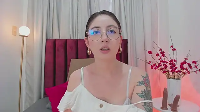 Emilywatsonn online show from December 20, 2024, 11:43 am