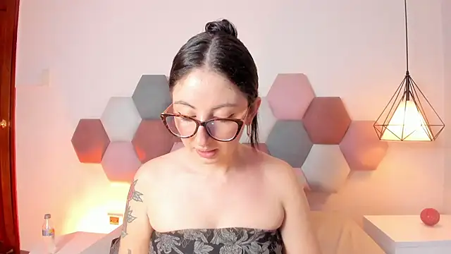 Emilywatsonn online show from June 26, 2026, 12:26 am