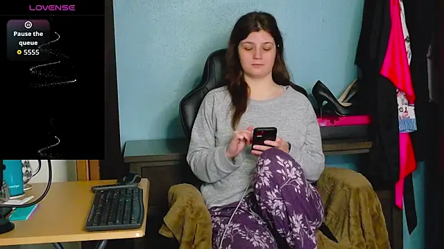 TreeJeanne online show from December 2, 2025, 3:01 am