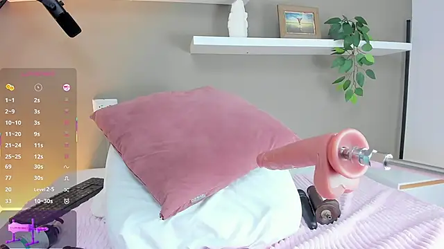 ashley nicoll online show from December 3, 2025, 7:12 pm