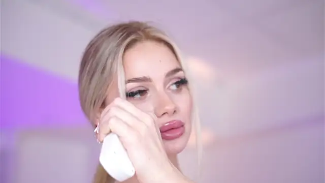 Snapshot of NicoleSarahX chatting on February 28, 2025, 3:15 am NicoleSarahX online show from February 28, 2025, 3:15 am