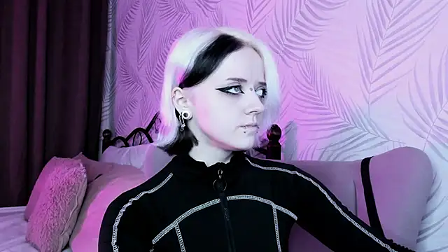 Snapshot of Holy_Silvia chatting on December 19, 2024, 8:13 am Holy Silvia online show from December 19, 2024, 8:13 am