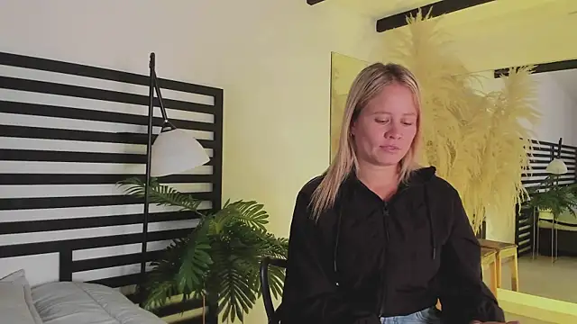 stefanny ruiz  online show from December 21, 2024, 12:38 pm