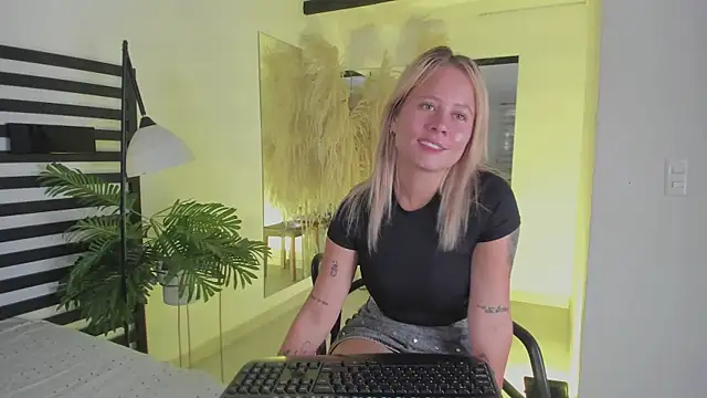 stefanny ruiz  online show from January 10, 2025, 12:36 pm