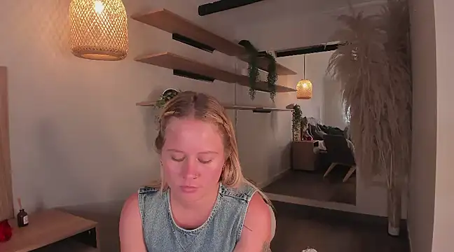 stefanny ruiz  online show from March 15, 2025, 3:27 pm