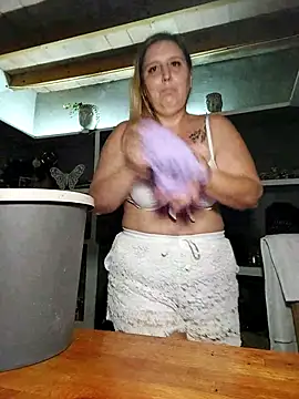 BecciDeluxe online show from October 9, 2025, 2:59 pm