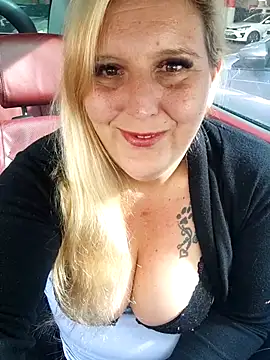 BecciDeluxe online show from March 16, 2026, 8:51 am