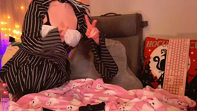 Angel-Lewd-Cake online show from November 1, 2025, 11:18 pm