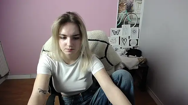 Snapshot of viktoria_lovely chatting on February 18, 2025, 10:05 am viktoria lovely online show from February 18, 2025, 10:05 am